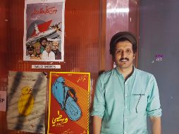 El cineasta saudí Ali Kalthami posa junto al póster de su película 