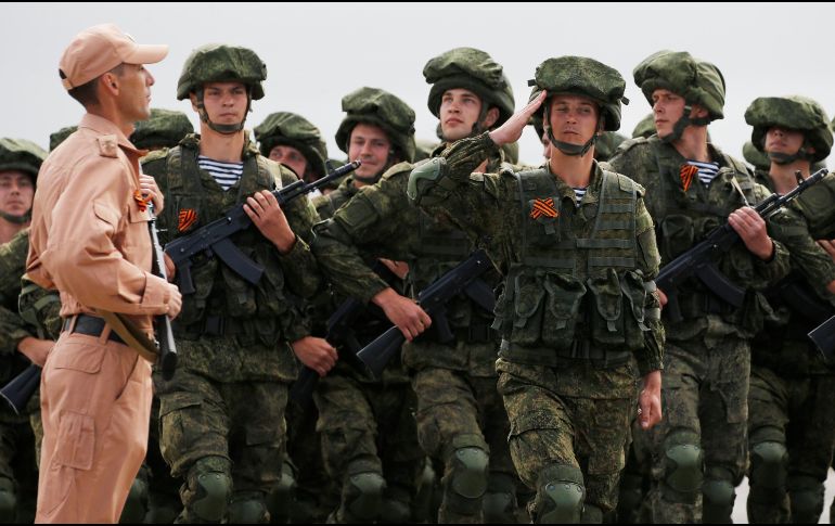 Fotografía de archivo que muestra a soldados rusos mientras ensayan para un desfile en la base aérea de Hmeimym, en Siria. EFE/S. Chirikov