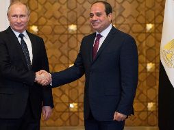 El presidente egipcio, Abdel Fattah al-Sisi (d), recibe a su homólogo ruso, Vladimir Putin (i), en El Cairo. EFE/A. Zemlianichenko