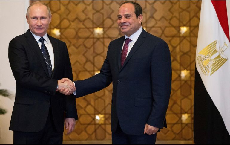El presidente egipcio, Abdel Fattah al-Sisi (d), recibe a su homólogo ruso, Vladimir Putin (i), en El Cairo. EFE/A. Zemlianichenko