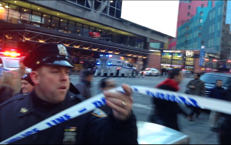 La policía neoyorquina realiza un fuerte operativo cerca de la estación de Port Authority. AP / C. Zoeller