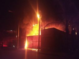 Después de poco más de una hora de labores los bomberos tapatíos lograron controlar el incendio. ESPECIAL/ BOMBEROS GDL