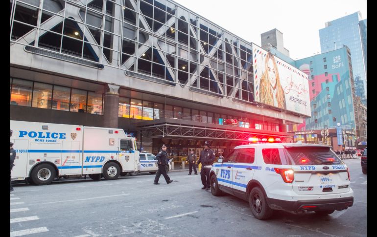 Policías y personal de emergencias se despliegan en la estación de autobuses de la Autoridad del Puerto de Nueva York, en la ciudad de Nueva York.