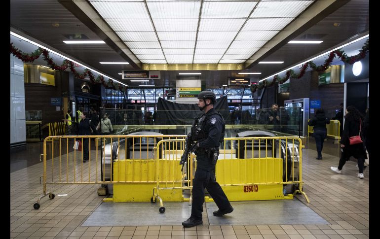 Un artefacto estalló en un pasillo que comunica a la estación de autobuses con la red del metro suburbano de Times Square, con un saldo de cuatro personas heridas, incluido el sospechoso.