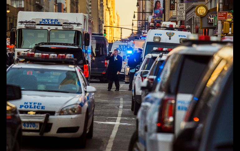 Policías bloquean una calle tras la explosión, que ocurrió en la mañana en un pasillo subterráneo ubicado en la calle 42, entre la 7va y 8va avenidas.