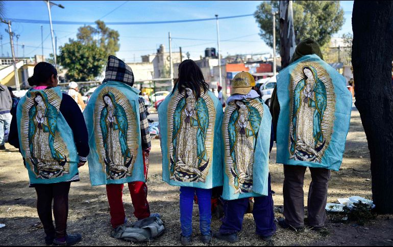 Los devotos llenaron las calles que conducen al templo en honor de la Guadalupana. AFP / P. Pardo