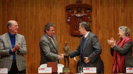 El rector de la UdeG, Tonatiuh Bravo (der) entregó el reconocimiento a Carlos Álvarez del Castillo (izq). EL INFORMADOR / M. Vargas