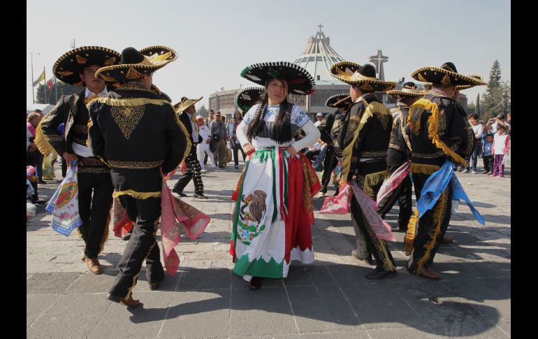 Algunos grupos realizan bailes tradicionales.
