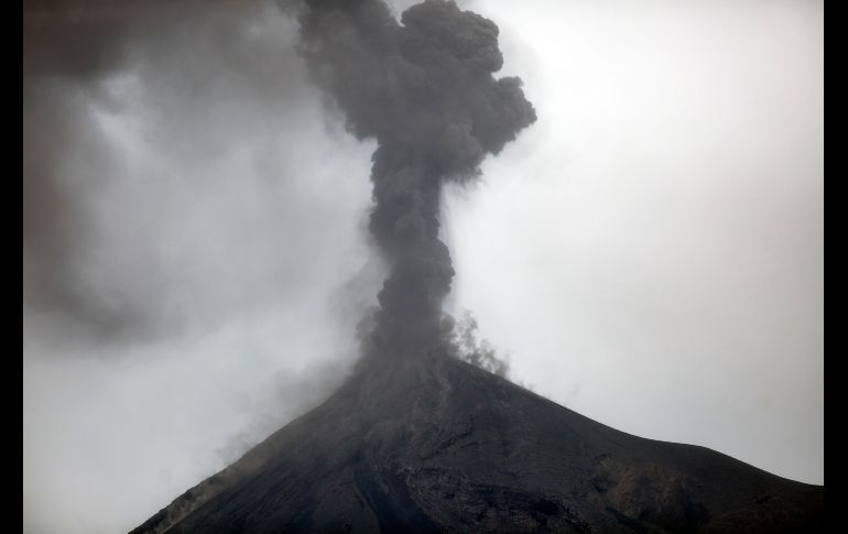 El volcán de Fuego se ve en Alotenango, Guatemala. La duodécima erupción del volcán se mantiene con explosiones moderadas y arrojó una columna de ceniza gris de cuatro mil 700 metros de altura. EFE/E. Biba