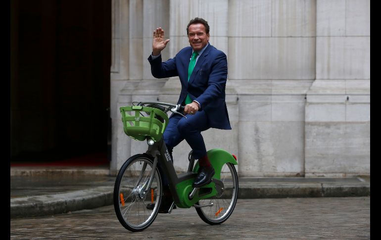 Arnold Schwarzenegger llega a una reunión con la alcaldesa de París, Anne Hidalgo, en la capital francesa. Schwarzenegger acude a la cumbre del clima 