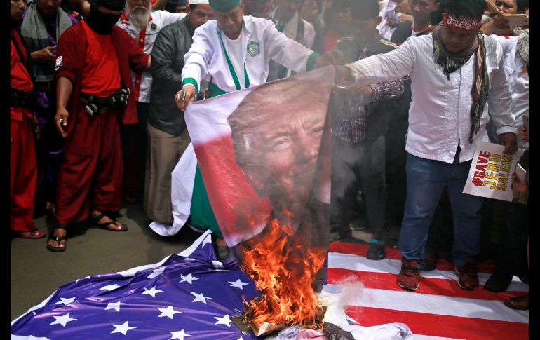 En una protesta queman un póster con la imagen del presidente de Estados Unidos, Donald Trump, afuera de la Embajada estadounidense en Yakarta, Indonesia. AP/D. Alangkara