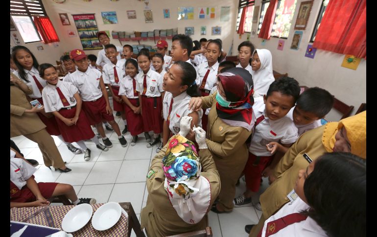 Estudiantes de primaria esperan su turno para recibir la vacuna contra la difteria en una escuela, en el primer día de una campaña en Tangerang, Indonesia. AP/T. Syuflana