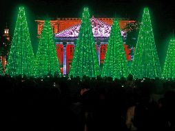 Este año se instaló en Plaza Liberación el espectáculo Lumina, un gran conjunto de árboles navideños. EL INFORMADOR / M. Vargas