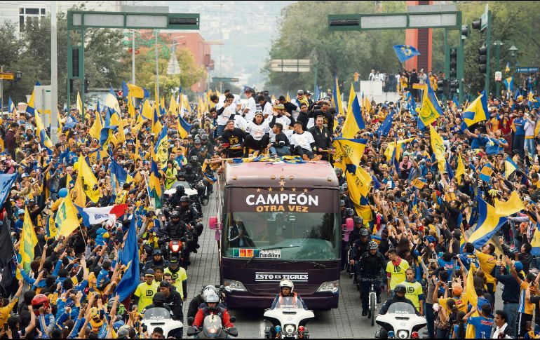 Festejo en la Macroplaza. La celebración por el sexto campeonato de los Tigres congregó a alrededor de 500 mil personas, estimó Protección Civil de Nuevo León. MEXSPORT