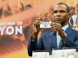 Nyon. El ex jugador Eric Abidal saca la papeleta del Atlético de Madrid durante el sorteo realizado ayer. AFP
