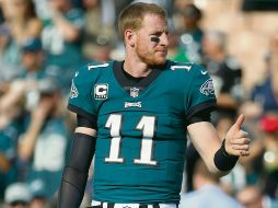 Carson Wentz. El mariscal de campo de los Eagles de Filadelfia salió lesionado del juego del domingo pasado ante los Rams de Los Ángeles. AFP