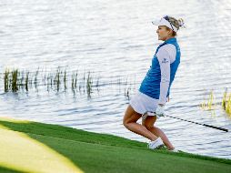 Por haber reemplazado una pelota en el green sin conocimiento de las reglas, Lexi Thompson fue castigada en abril pasado y por ello perdió un torneo de la LPGA. AP
