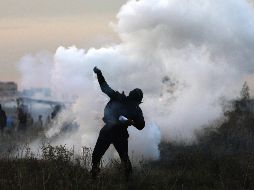 Un manifestante palestino devuelve una granada de gas israelí durante enfrentamientos cerca a la frontera con Israel. EFE/M. Saber