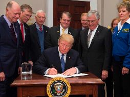 Al firmar sus instrucciones a la NASA, Trump estuvo acompañado por astronautas y exastronautas, entre ellos Buzz Aldrin y Harrison Schmitt, dos de las 12 personas que han pisado la Luna. AFP/S. Loeb