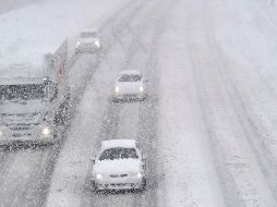 La nieve y heladas podrían durar hasta el miércoles, por lo que varios vuelos fueron suspendidos por seguridad. AFP/D. Waem