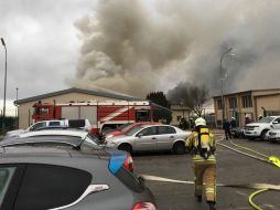 Miembros de los servicios de emergencia trabajan en el lugar donde ocurrió el estallido, que provocó un incendio en seis edificios. EFE/Moetz