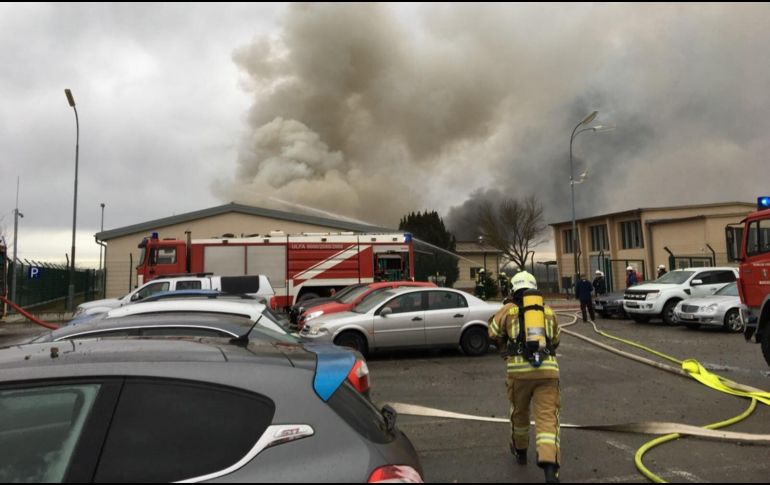 Miembros de los servicios de emergencia trabajan en el lugar donde ocurrió el estallido, que provocó un incendio en seis edificios. EFE/Moetz
