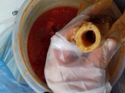 En el pozole iban tres huesos grandes y al revisarlos se percataron que el centro de los mismos tenían once envoltorios con la droga. SUN / ESPECIAL