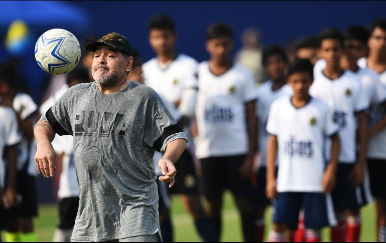 Diego Maradona, ex astro de futbol, participa en un taller de futbol en una escuela en Barasat, India. El argentino realiza una visita privada al país. AFP/D. Sarkar