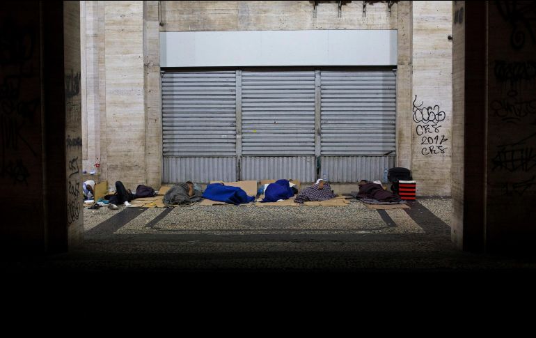 Personas sin hogar duermen en las calles de Río de Janeiro, la ciudad tiene cerca de 15 mil personas en situación de calle. AP/ S. IZQUIERDO