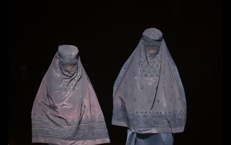 Mujeres con burka caminan tras salir de una tienda en un mercado en Mazar-i-Sharif, Afganistán. AFP/F. Usyan