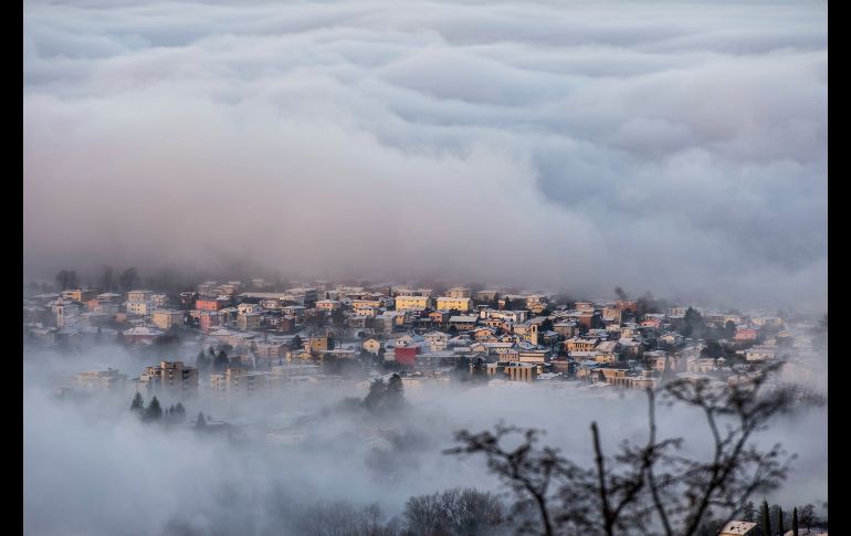 Paisaje entre niebla de la ciudad de Mendrisiotto, Suiza. AP/Ti-Press/F. Agosta