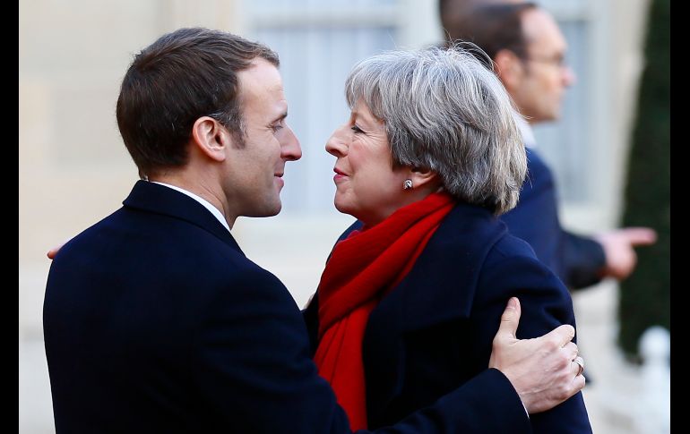 El presidente de Francia, Emmanuel Macron, recibe a la primera ministra de Reino Unido, Theresa May, en el Elíseo de Paris. May asiste a una cumbre sobre el cambio climático. AP/F. Mori