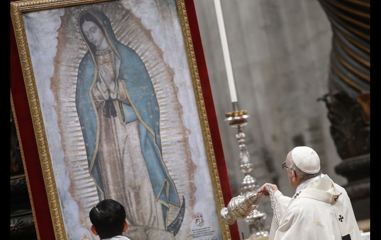 El Papa Francisco (d) ofició una misa en la basílica de San Pedro del Vaticano en honor a la Virgen de Guadalupe. Se trata de la sexta misa que un Papa celebra en el Vaticano por la llamada Emperatriz de América, patrona de todo el continente.