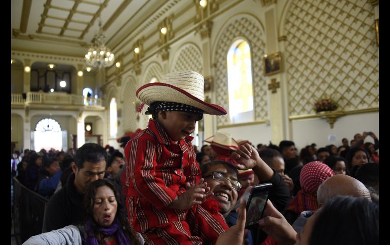Un niño vestido como Juan Diego asiste a una ceremonia  en la capital de Guatemala.