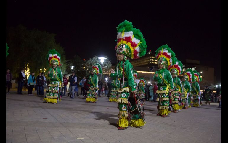 Danzantes aztecas ofrecen bailes tradicionales en frente de la Catedral de Los Ángeles, en Estados Unidos.