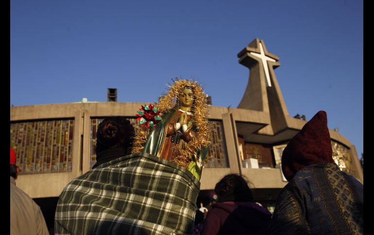 Peregrinos acuden a la Basílica de Guadalupe para la conmemoración a la Virgen Morena.