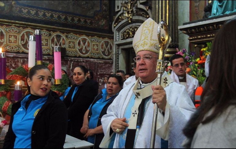 Al término de la misa, Robles Ortega se acercó a los fieles para darles la bendición. EL INFORMADOR / E. Barrera