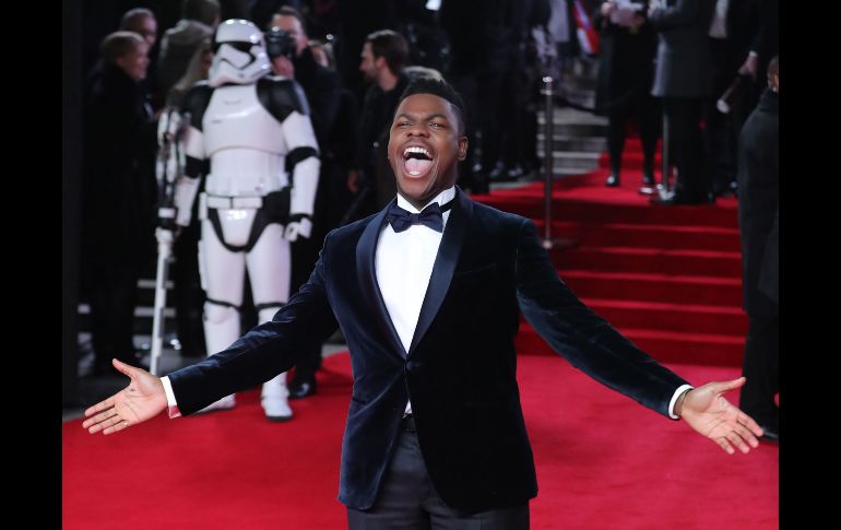 John Boyega posó en la alfombra roja del estreno de 'Star Wars: Los últimos Jedi'. AFP / D. Leal Olivas