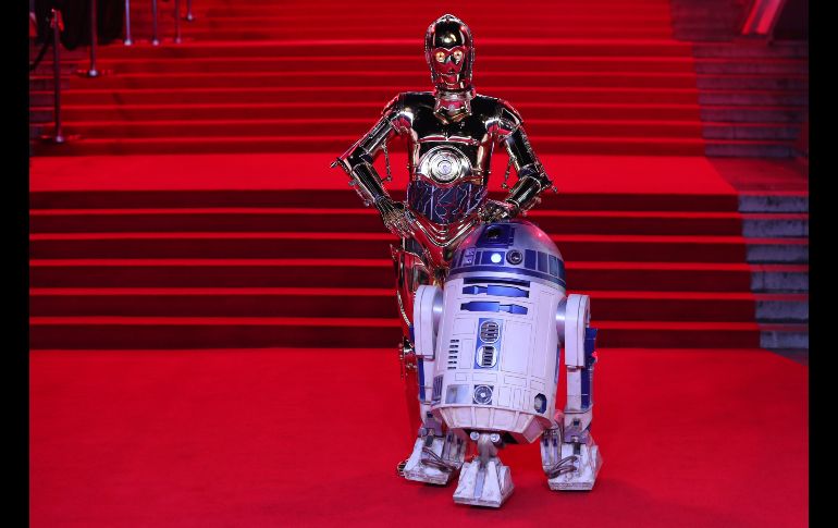 Los personajes C-3PO y R2-D2 estuvieron presentes en el estreno de la octava entrega de Star Wars. AFP / D. Leal Olivas