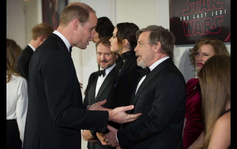 El príncipe Guillermo y Mark Hamill hablan durante la presentación del estreno de 'Star Wars: Los últimos Jedi'. AP /