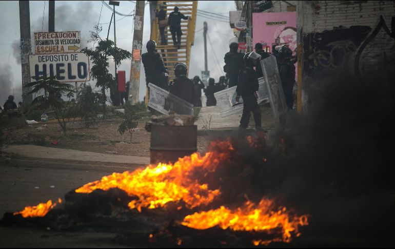 Imagen del operativo policial del 19 de junio del año pasado que culminó en un enfrentamiento entre policías y maestros. EFE / ARCHIVO