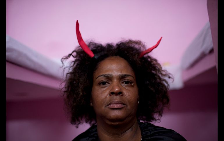 Una interna en la prisión Nelson Hungria, en la ciudad brasileña de Río de Janeiro, lleva unos cuernos como parte de su disfraz para representar al diablo en evento navideño. AP/S. Izquierdo