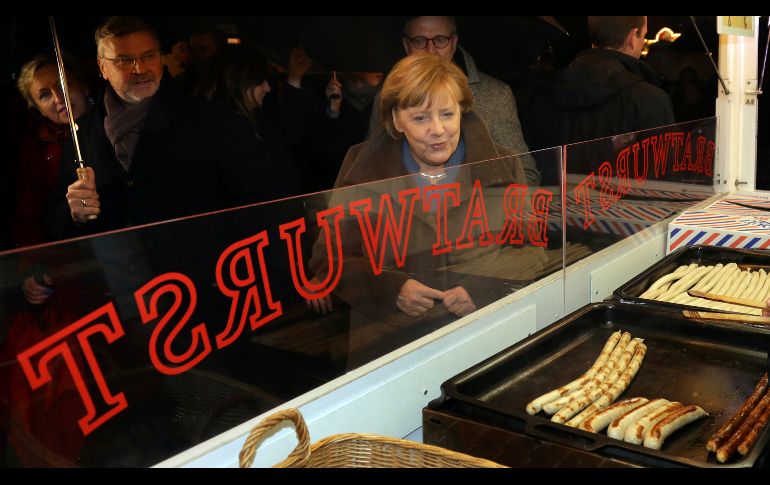 La canciller alemana Angela Merkel visita el mercado navideño en la plaza Breitscheid, donde hace un año se registró un ataque terrorista. AP/M. Sohn