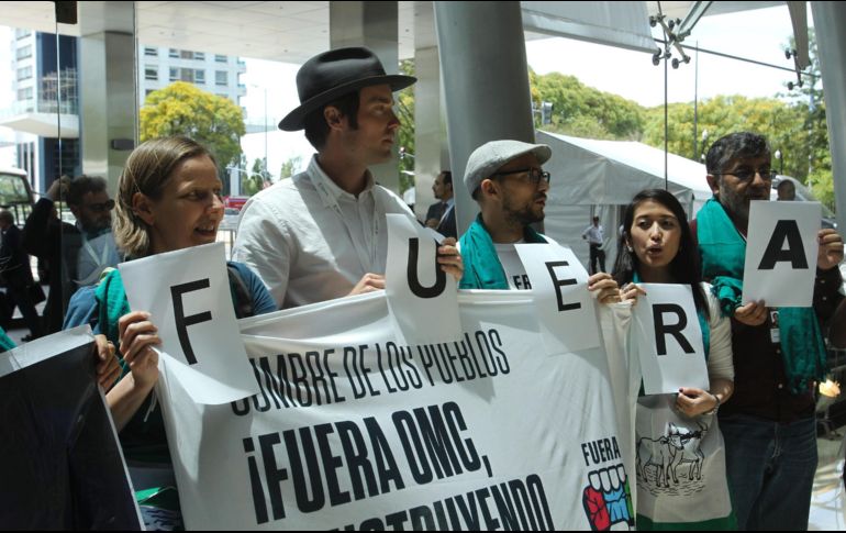 Desde que inició, diferentes colectivos protestan en contra de la celebración de la XI Conferencia Ministerial de la Organización Mundial del Comercio. EFE/A. Ortiz