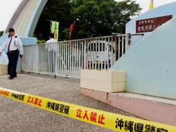 La puerta, de aproximadamente un metro de longitud se desprendió y cayó sobre el patio de la escuela. AFP/JIJI