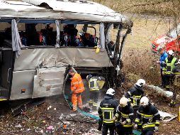 Debido al impacto, el autobús se volcó y se deslizó por un pequeño barranco a la orilla de la carretera. AP/ARCHIVO