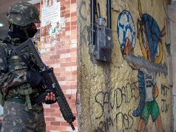 Desde julio ocho mil 500 soldados permanecen en las favelas de Río, por la ola de violencia que rebasó a las autoridades locales. AFP/ M. PIMENTEL