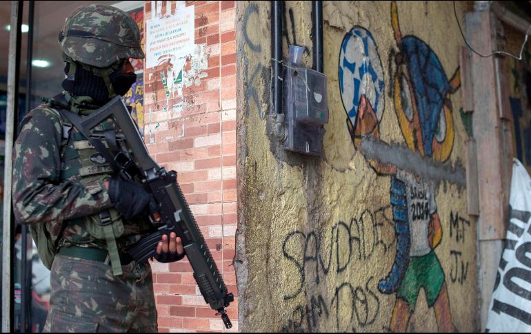 Desde julio ocho mil 500 soldados permanecen en las favelas de Río, por la ola de violencia que rebasó a las autoridades locales. AFP/ M. PIMENTEL