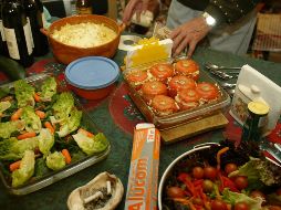 La gente debe comparar precios durante estas fechas y buscar ofertas antes de realizar sus compras, con lo que podría ahorrar más de tres mil 900 pesos. EL INFORMADOR / ARCHIVO