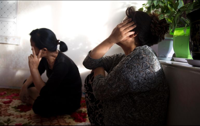 Norcoreanas ocultan su rostro en una reunión en Chaoyang, China. Se estima que miles de mujeres han sido traídas a China para ser vendidas a hombres que buscaban esposa. AP/Ng Han Guan
